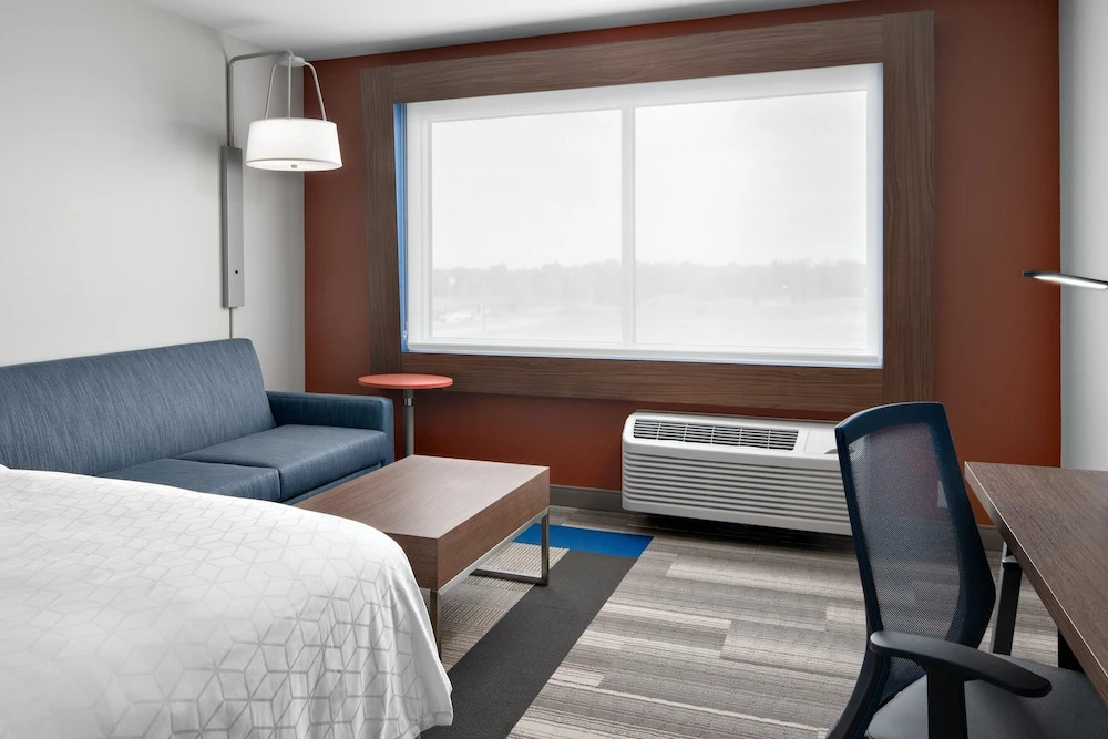 Holiday Inn Express & Suites - Elkhorn - Lake Geneva Area by IHG