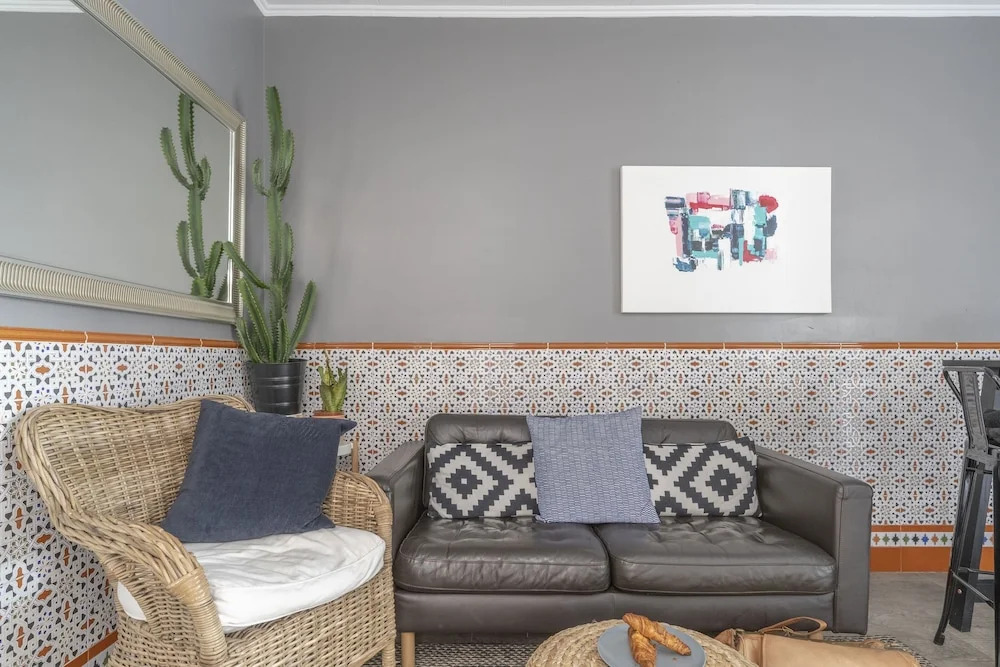 Lovely and Central 4 BR Apartment