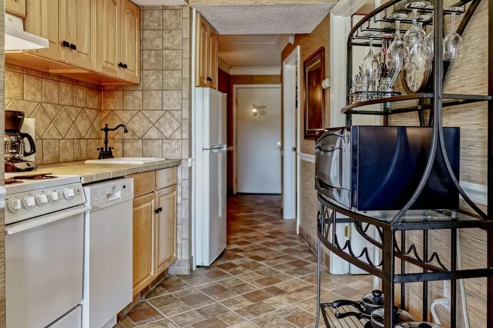 Olde Gatlinburg Place Unit 510 - Great Location! Close To Town! 1 Bedroom Condo by RedAwning