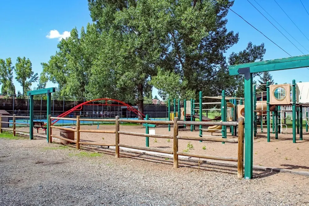 Deck & Golf Course Views: Munds Park Condo!