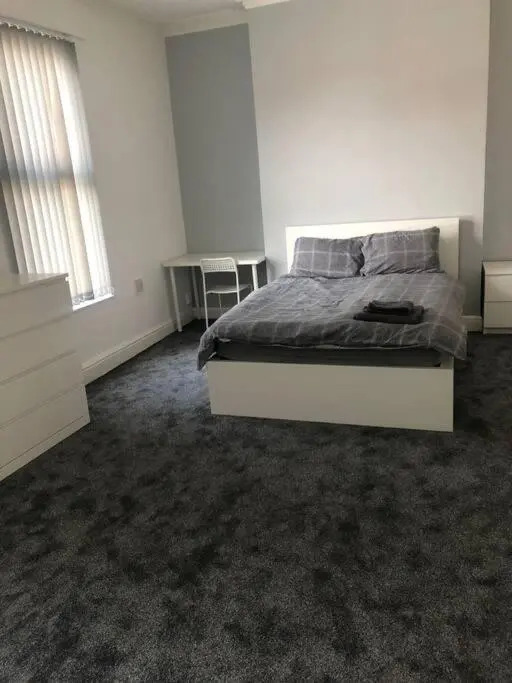 5 bed stylish & modern close to Football grounds