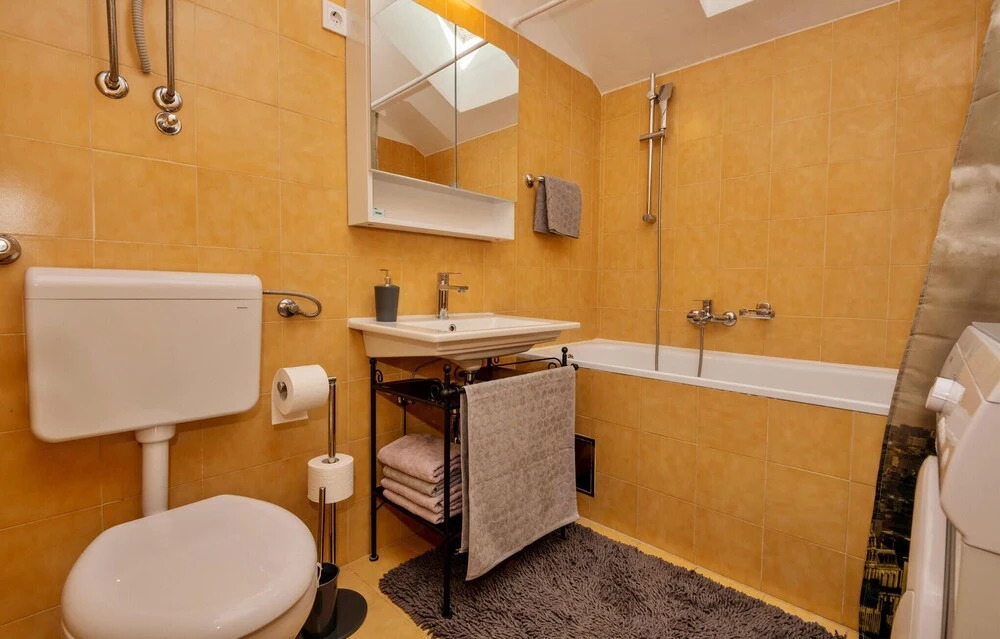 Beautiful Apartment in Makarska With Wifi and 2 Bedrooms