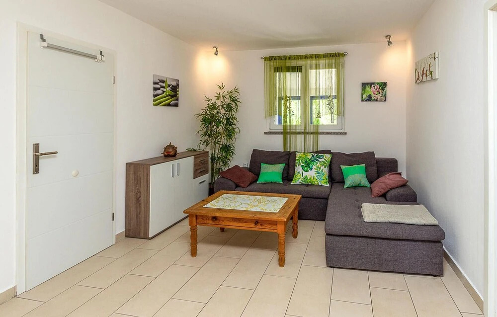 Nice Home in Trget With Wifi, 4 Bedrooms and Outdoor Swimming Pool
