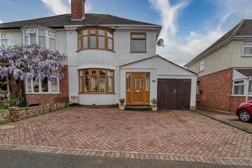 Cosy 3 Bedroom Home with Parking