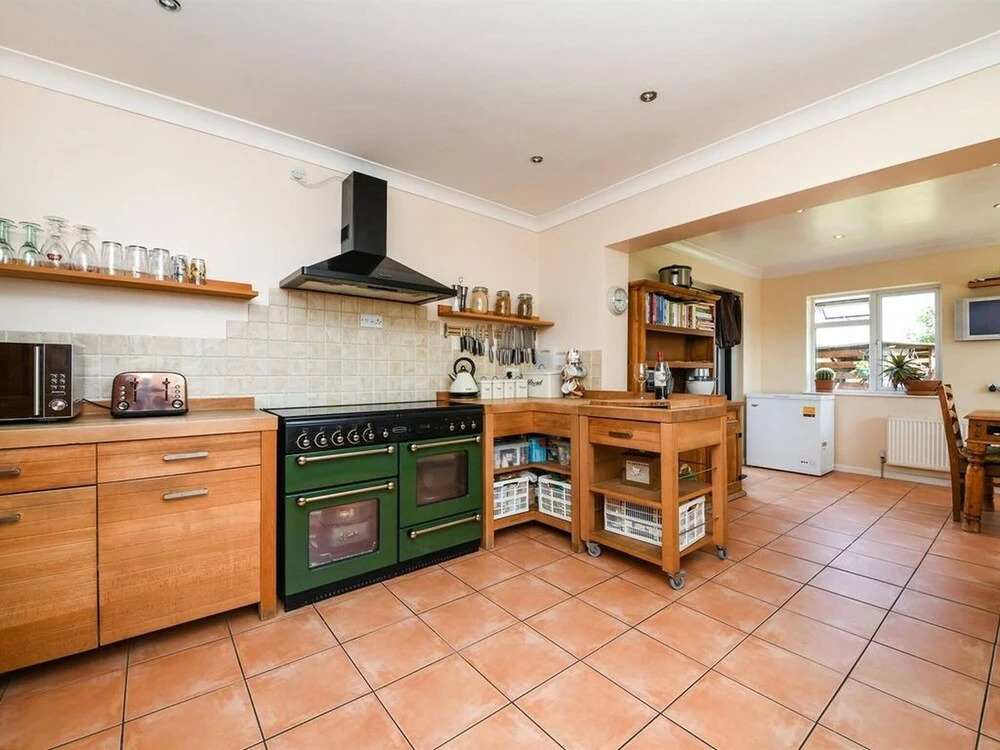 Specious 3bed property with parking & large garden