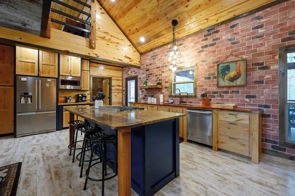 Drift Inn 3bdr w/ Hot Tub