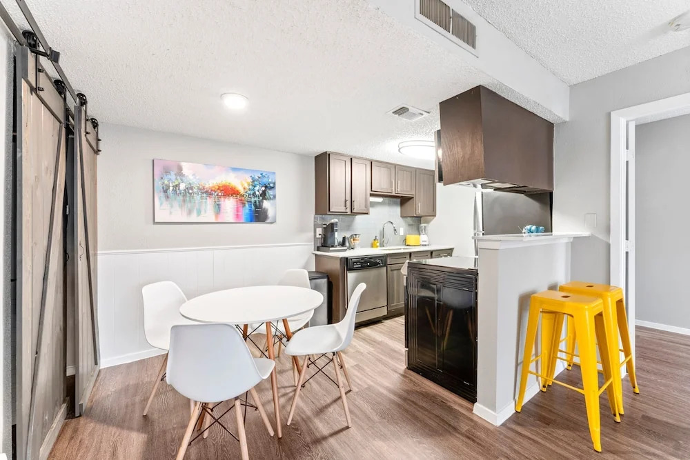 Soco 2BR Comfy Suite w Pool King bed Fast Wifi