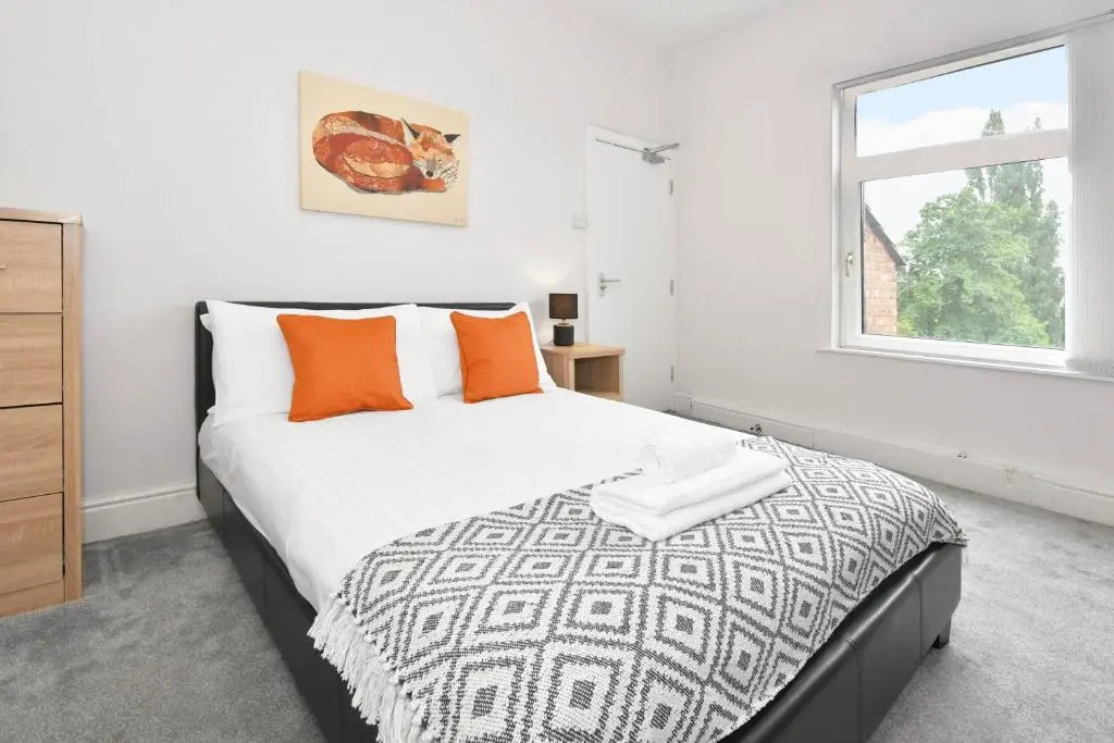 Wistaston House by YourStays 5 Bedroom House with TV in each room