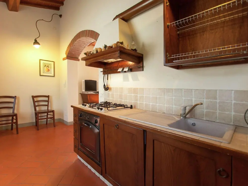 Villa with Spacious Garden, Swimming Pool, Hot Tub, Tennis Court near Cortona