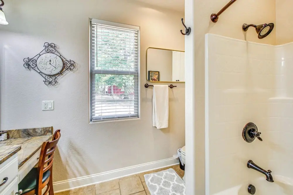< 5 Mi to Lake Desoto: Grand Hot Springs Home