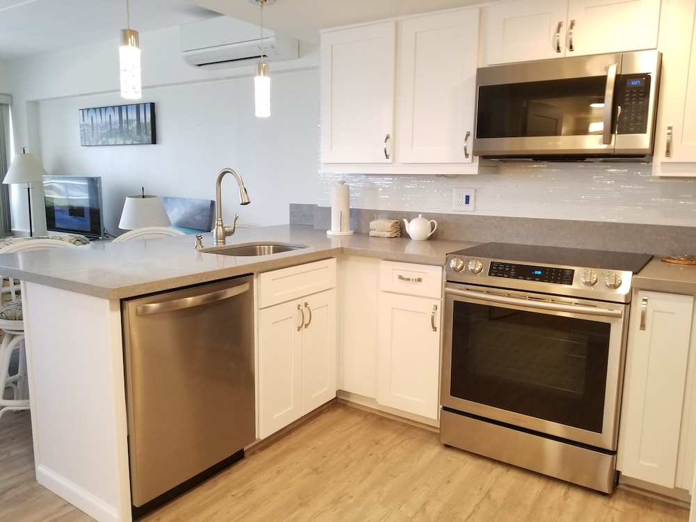 Ilikai Tower One Bedroom Lagoon View Waikiki Condos with Lanai & Free Wifi