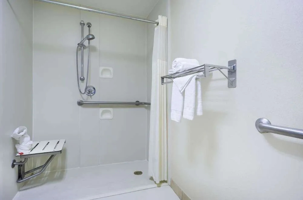 Holiday Inn Hotel And Suites