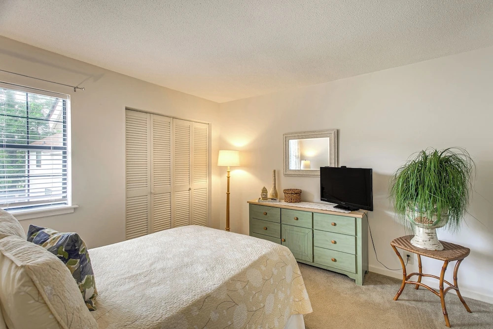 Convenient St Simons Island Home - 3 Mi to Beach!