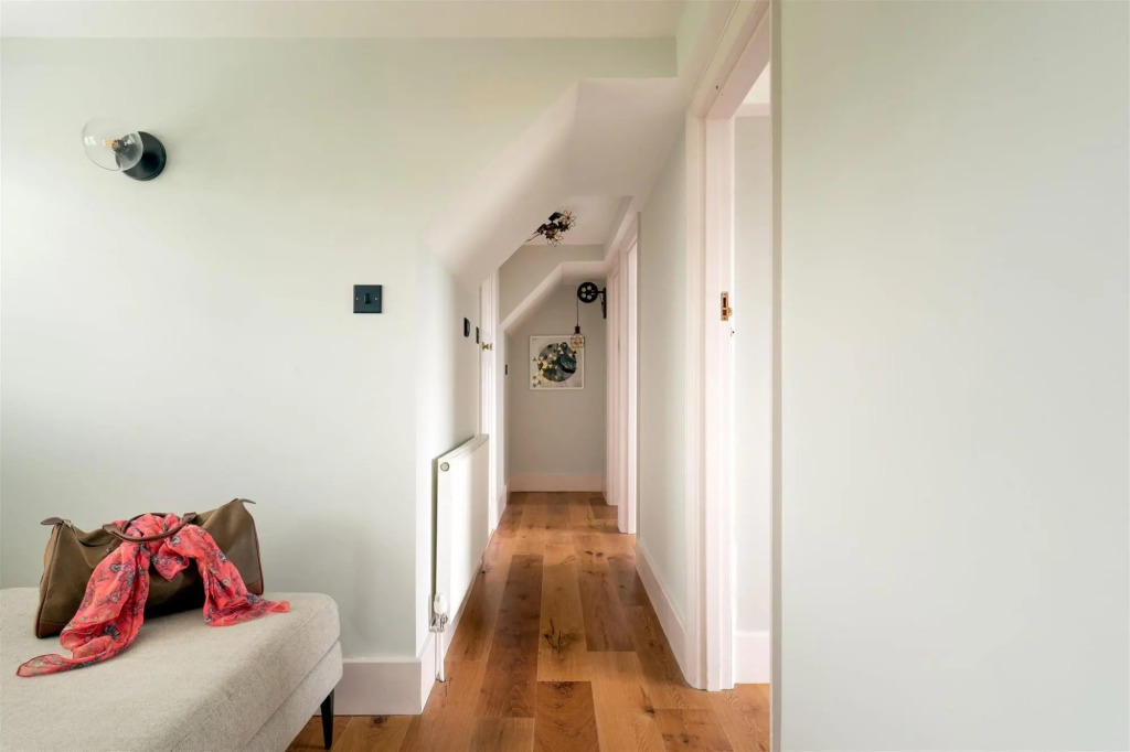 The Spinney - Spectacular views over the bay and close to beach with parking