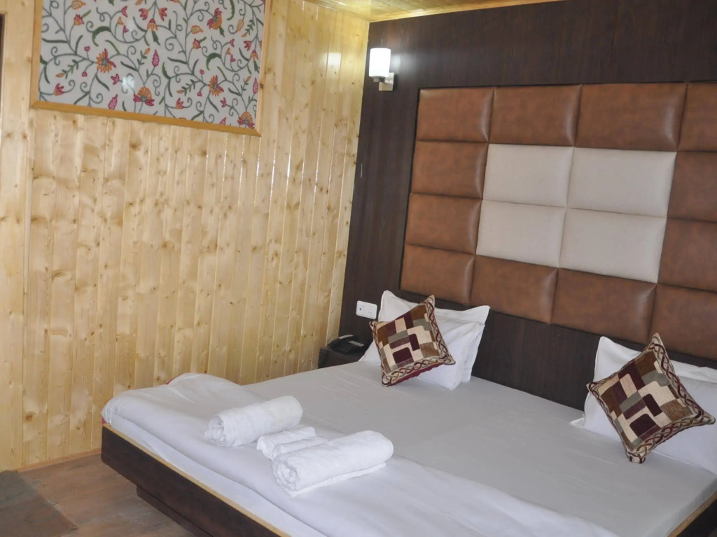OYO 18872 Hotel Azad