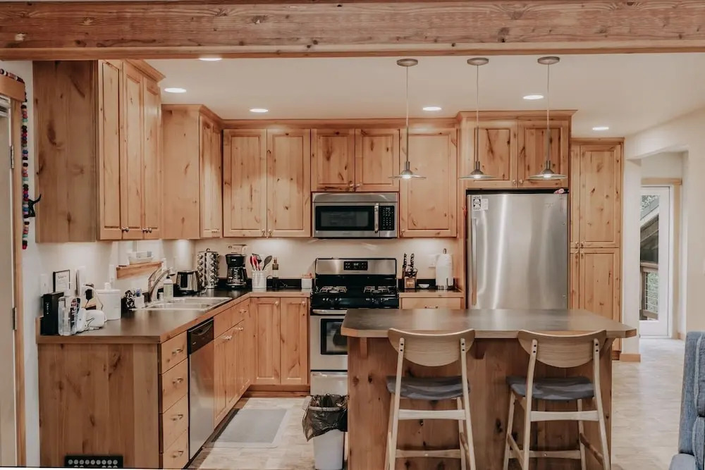 52gs - Hot Tub - Wifi - Pets Ok - Wood Stove - Sleeps 6 2 Bedroom Home by RedAwning