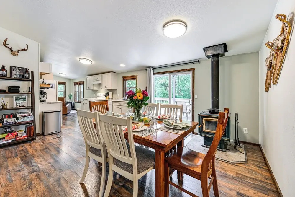 Gateway to Mt Rainier: Riverfront Haven w/ Hot Tub