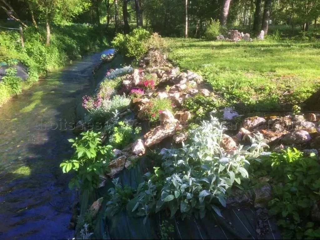 Évasion champêtre : Gîte enchanteur avec jardin clos, rivière et tout confort près des Châteaux de la Loire. - FR-1-381-506