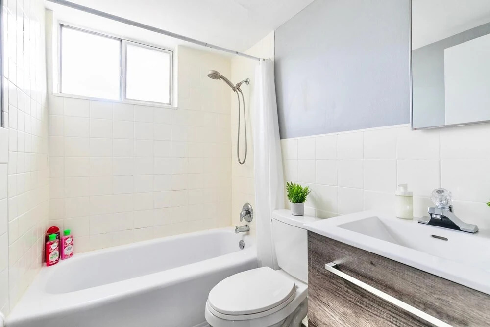 Bright 1BR apt w King bed -close to DT Hamilton