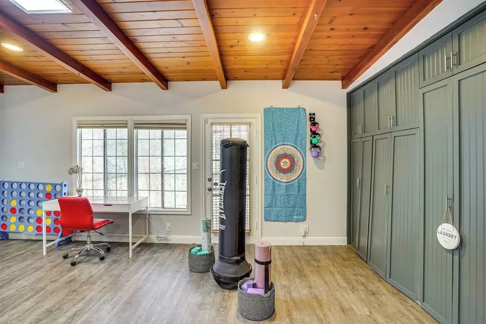 2 Mi to Cal State Long Beach: Bungalow w/ Hot Tub!