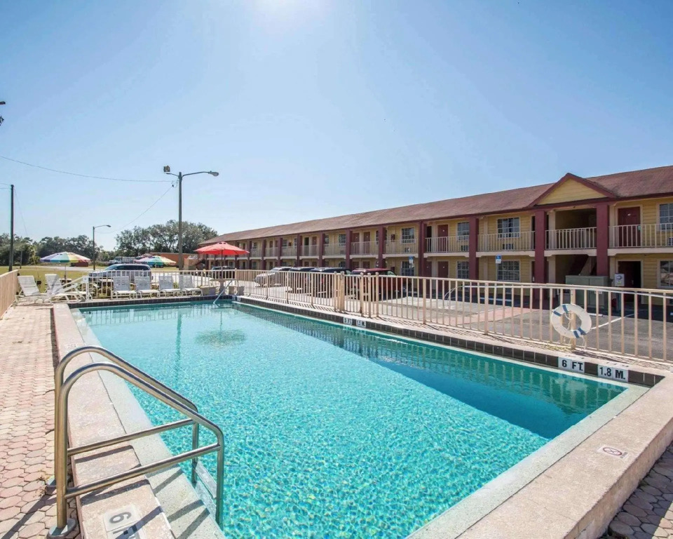 Econo Lodge Inn & Suites Maingate Central