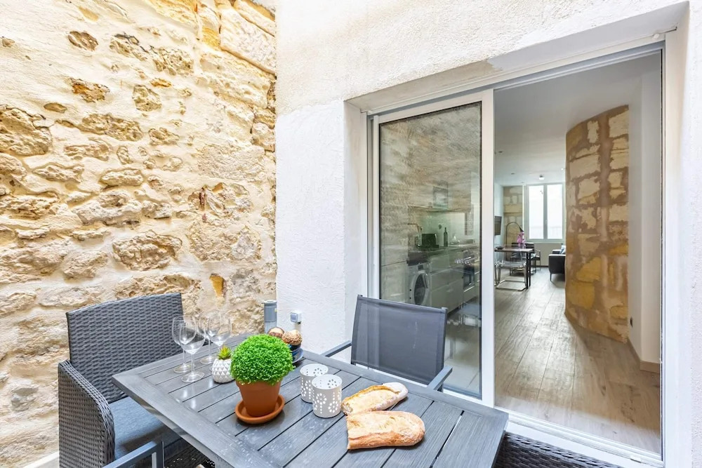 Beautiful apartment near train station by GuestReady