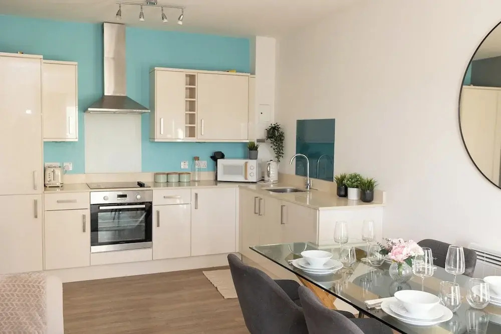 Stylish 2BR Apartment, Town Centre, Free Parking