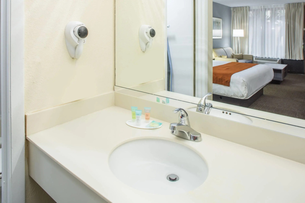 Days Inn & Suites by Wyndham Orlando Airport