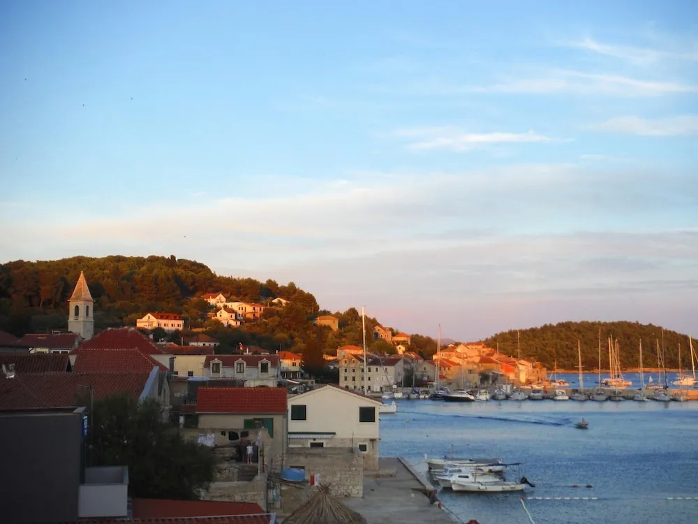 Apartment With one Bedroom in Prvić Luka, With Wonderful sea View, Furnished Terrace and Wifi - 1 m From the Beach