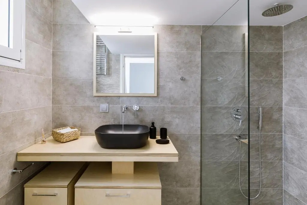 Minimal apartment on the shadow of the Acropolis