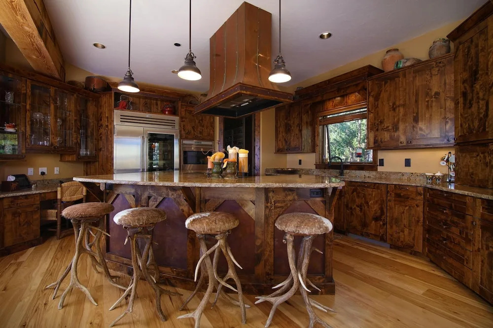 Alpenglow Peaks Lodge