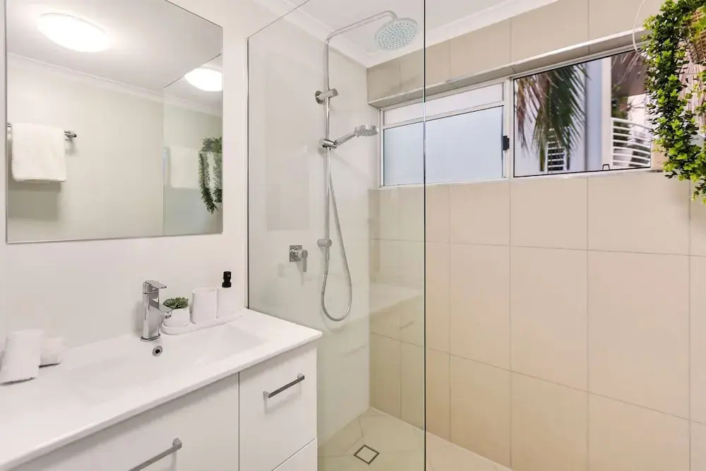 Melaleuca Hideaway - Beach Pool Free Parking