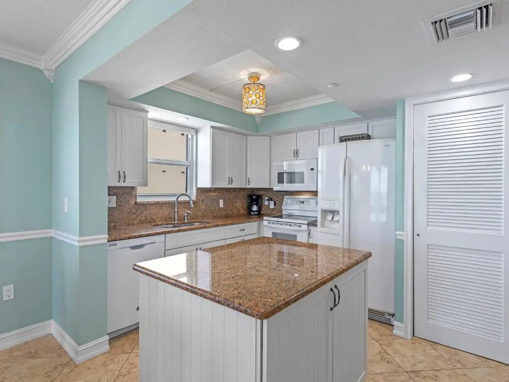 Estero Island Beach Villas 706, 2 BR, Penthouse, Gulf Front, Pool, Sleeps 6