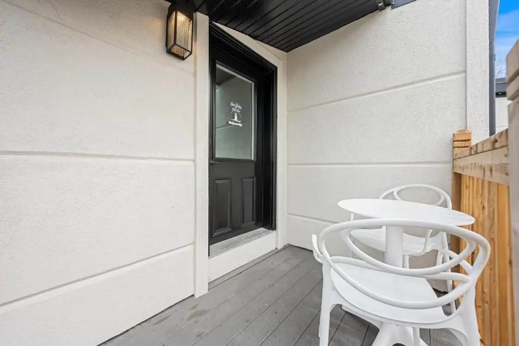 Lake Erie luxurious 2 BDR Condo with Beach access
