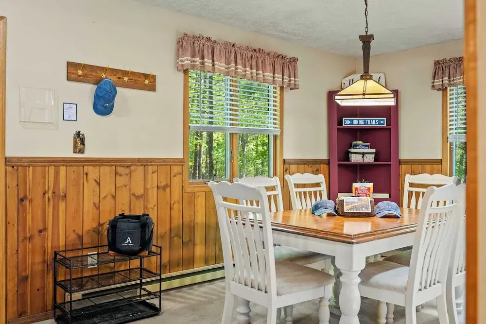 Shady Pines by Avantstay Enclosed Porch, Game Rooms, & Lake/beach Access!