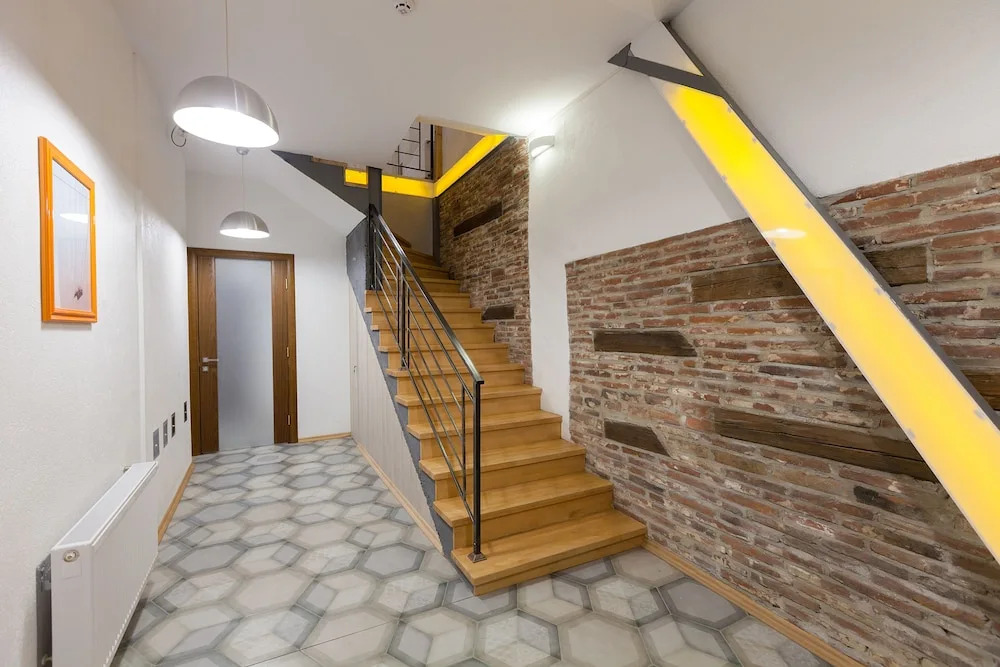 7 Apartments