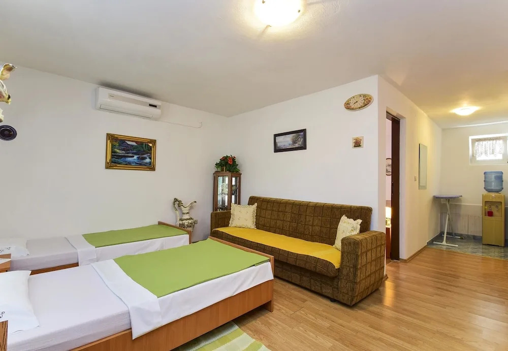 Apartments Mira Vir