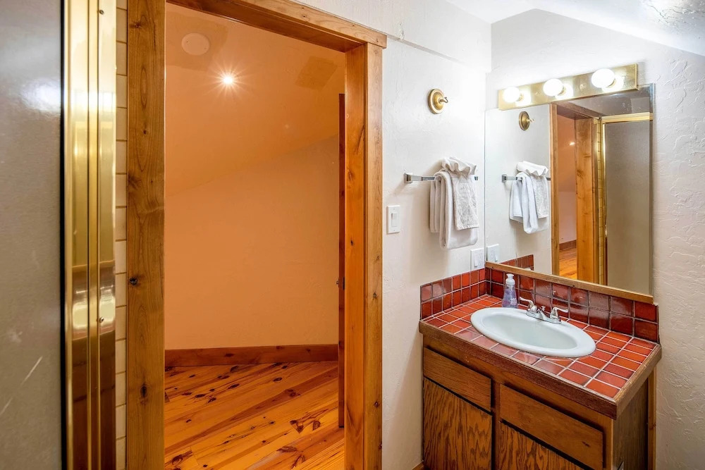 2 Blocks to Lake Tahoe! Group Gem w/ Hot Tub