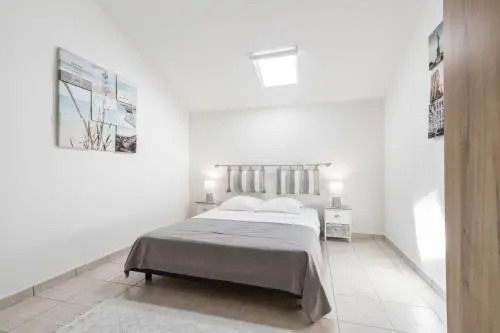Massena Square - 1 Bdr Duplex With Ac