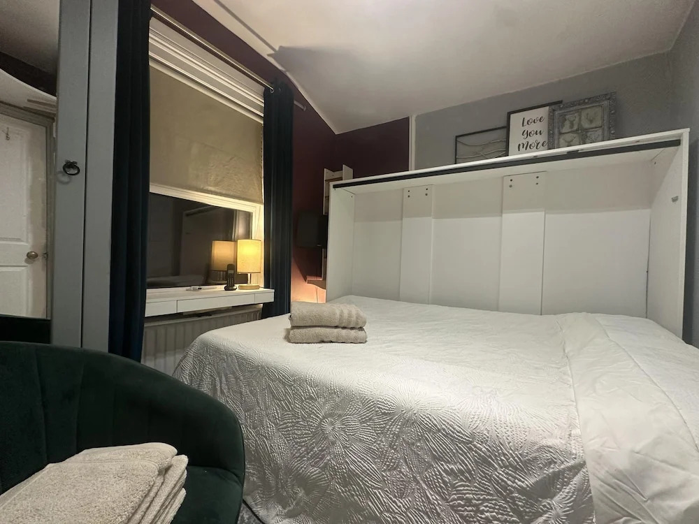House - Sleeps 4 - Garden - Pets Ok - Parking