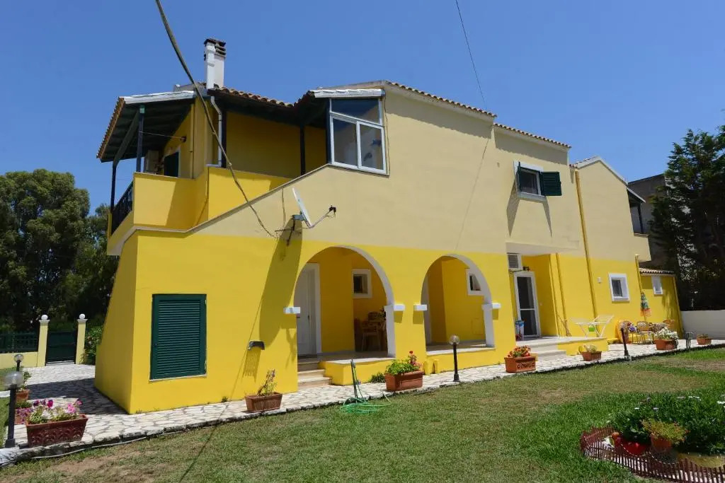 Roula's Studios & Apartment