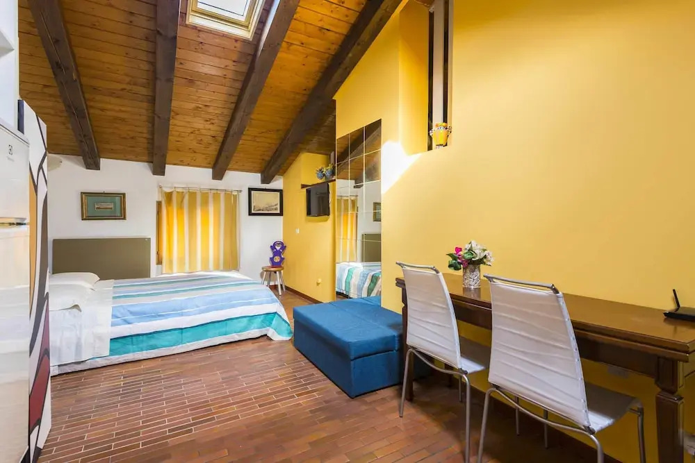 Wonderful, Quiet and Bright Apartment. In the Center Historian