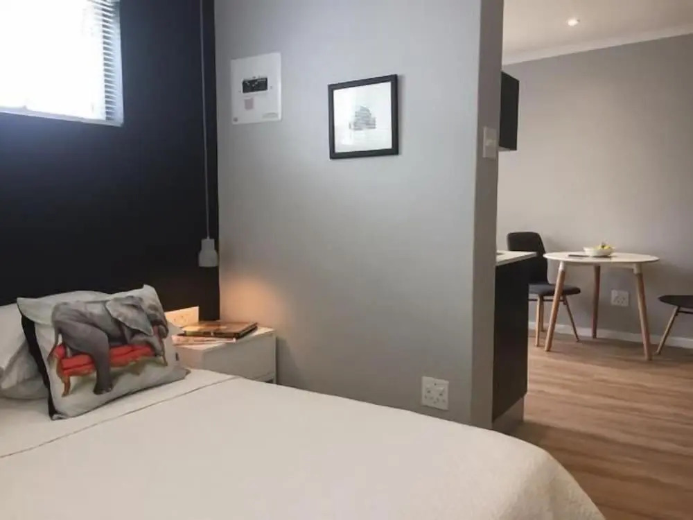 Central Claremont Garden Apartment