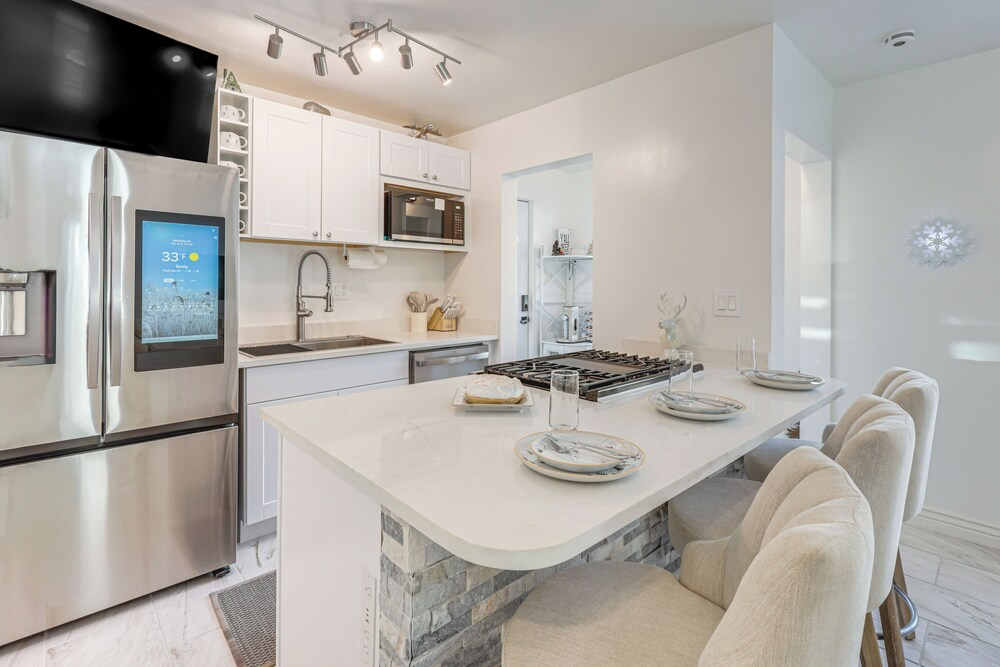 Newly Renovated, Modern Mtn Getaway: Pets Welcome