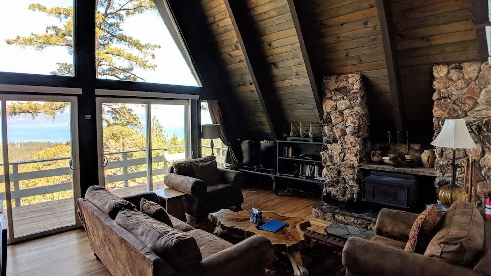 Hot Tub, Pool Table, Lake & Mountain Views !