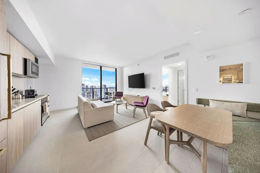 Luxe 2-BD Condo in Downtown - City Views