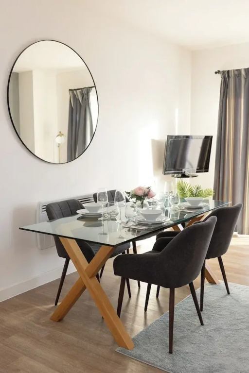 Stylish 2BR Apartment, Town Centre, Free Parking