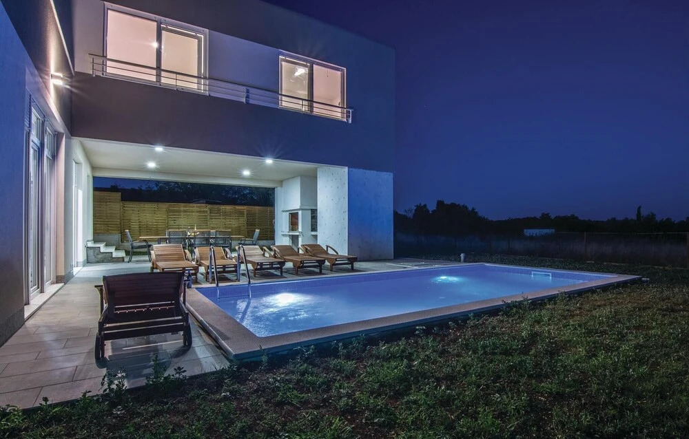 Three-Bedroom Holiday Home In Kozino