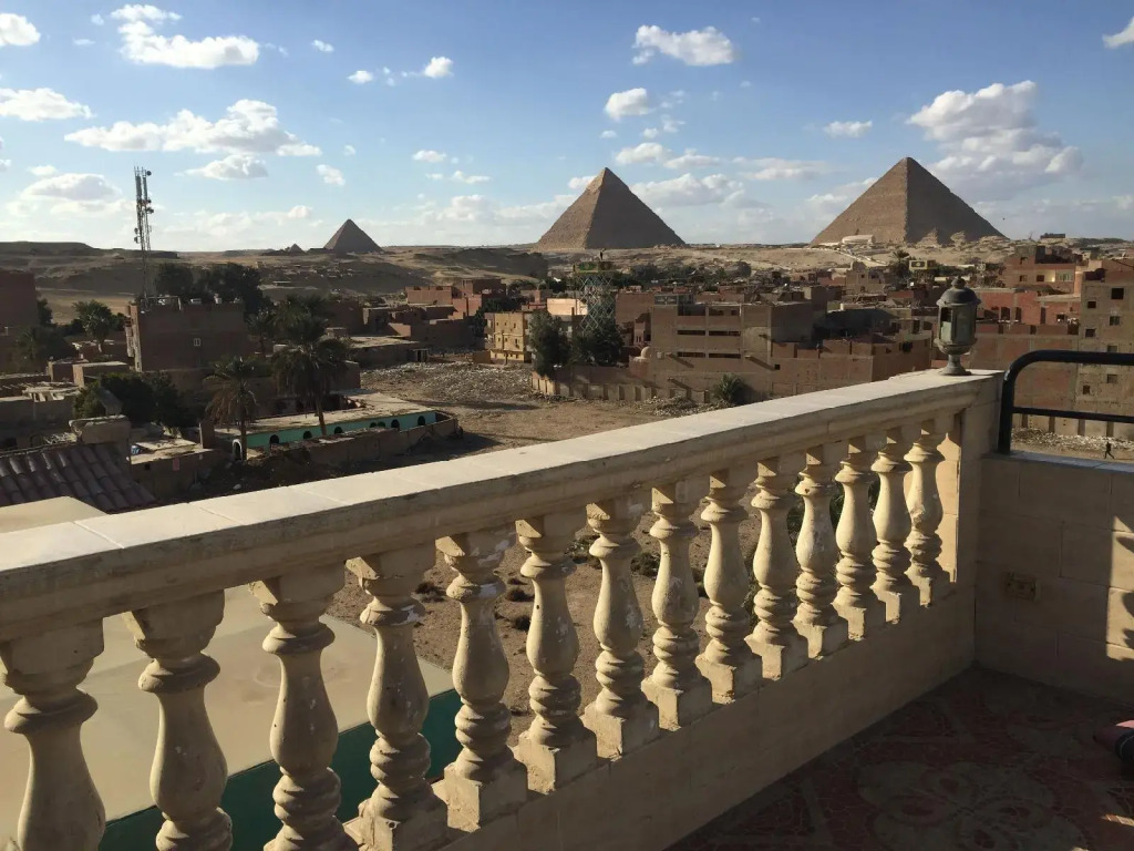 pyramids zh Noya inn