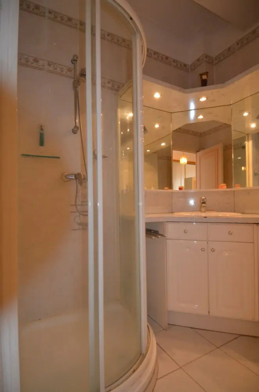 Period apartment 5 persons with Sea View and Parking in Port of Nice